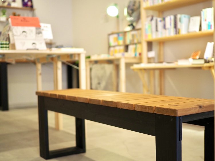 店内中央のベンチは、大人も子供ものんびりできる長島さんこだわりのスペースに。