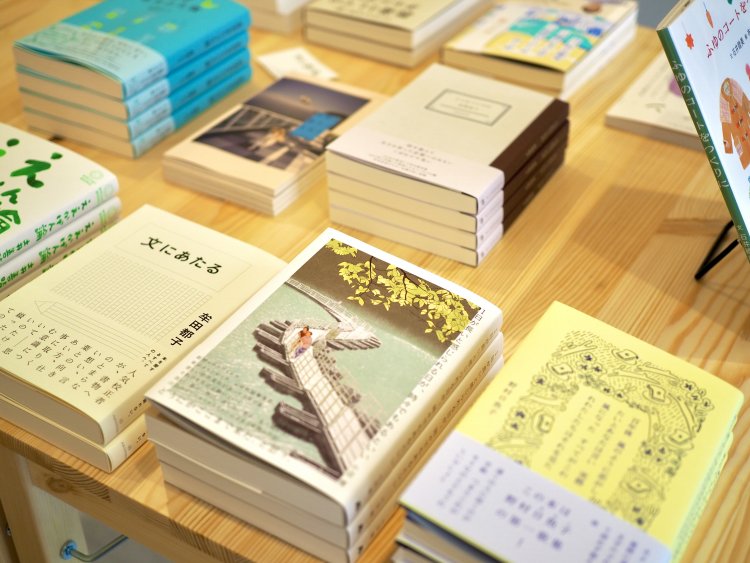 入り口近くの平台には野村日魚子の歌集や河出書房の新雑誌『スピン』など、旬の良本ぞろい。