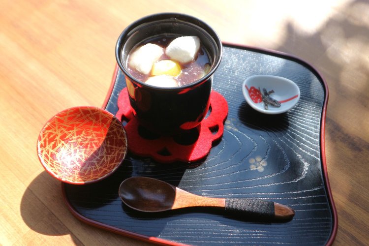 趣のある器にたっぷりと入ったぜんざい。見た目から和ませてくれる。