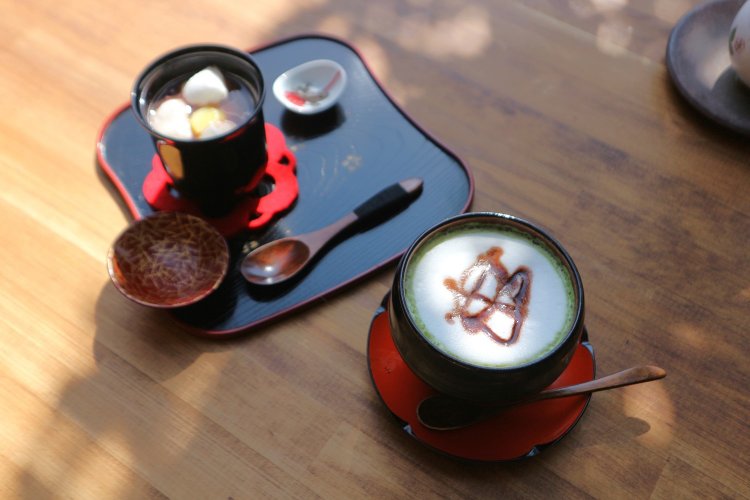 写真左がぜんざい550円、右が抹茶ラテ550円。天気がいいので縁側で味わってみた。