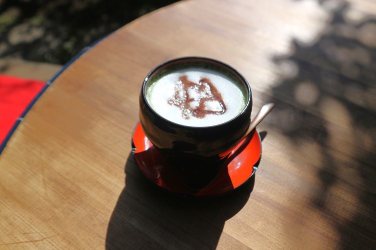 抹茶ラテは、ふわふわのクリームとまろやかな甘さの抹茶がマッチ。ぜんざいとの相性もばっちりだ。