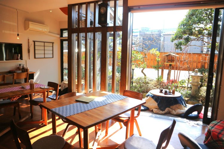 一歩店内に入ると……大きな窓から庭の緑が見える。