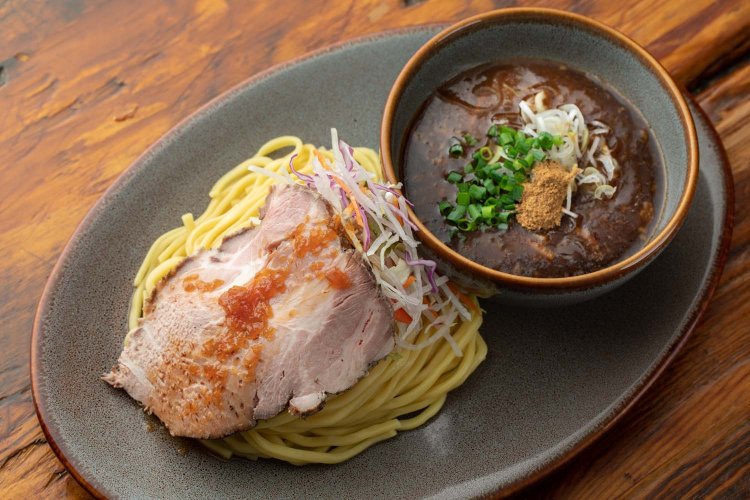 こちらも人気のカリー南蛮つけそば。とろけるほどやわらかな自家製ローストポークがアクセントに。写真／MONTANA