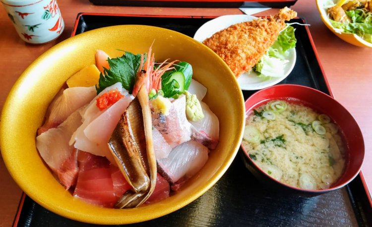 新鮮なネタが盛り沢山の海鮮丼に、揚げたてのアジフライ。海の幸を堪能しておなかいっぱいに。