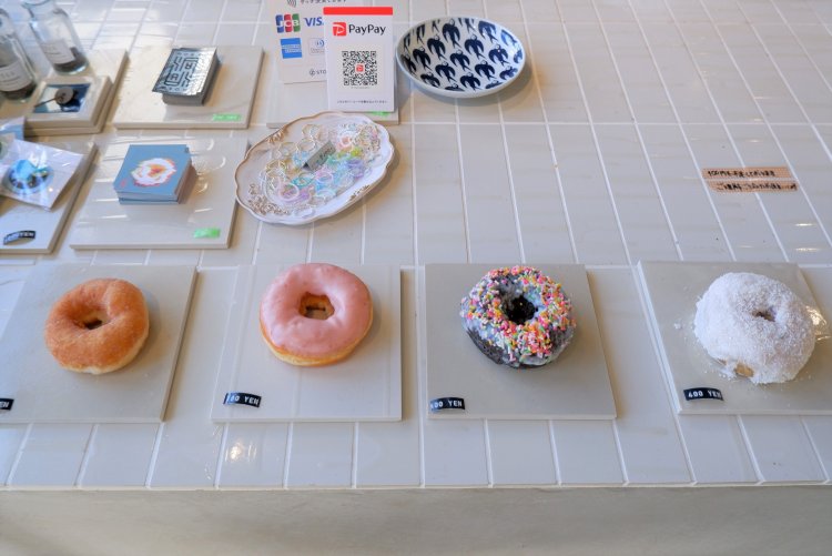 通常6～8種類のドーナツが並ぶ。