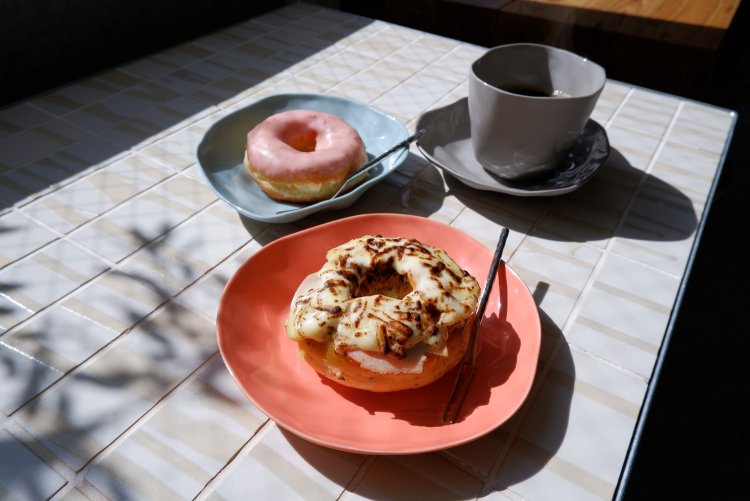 バジルチキン450円、いちごグレーズド380円、コーヒー（ホット）400円。※ドーナツは取材時のラインナップ。