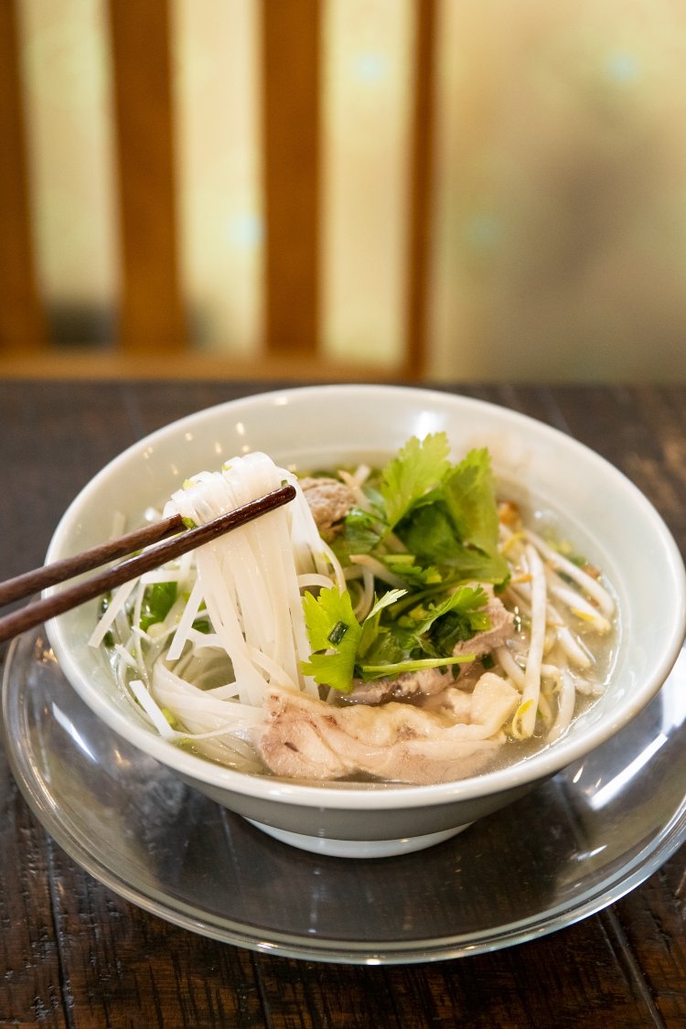 鶏肉のフォー1100円。ベトナムだけでなくラオスでも人気の米麺だ。『Dee』にはベトナム料理もいろいろ。