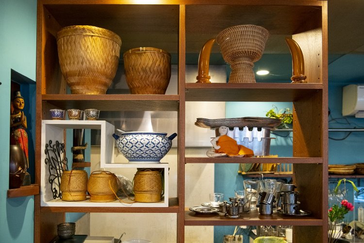 小さな店内には、カオニャオを入れる竹かごなどラオスの民具なども飾られている。