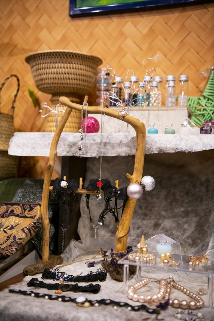 麻仁さん手作りのアクセサリーも