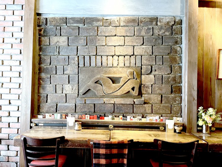 改装の過程で出現した昭和時代の古いレンガ。やや左下がりになっているのも味わい深い。