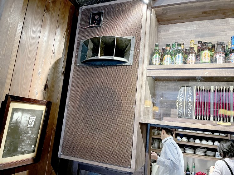旧店舗では壁に埋め込まれていたスピーカーを取り出してきたという。