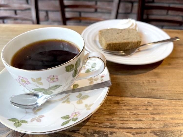 ミロンガブレンド650円、アールグレイのパウンドケーキ450円。