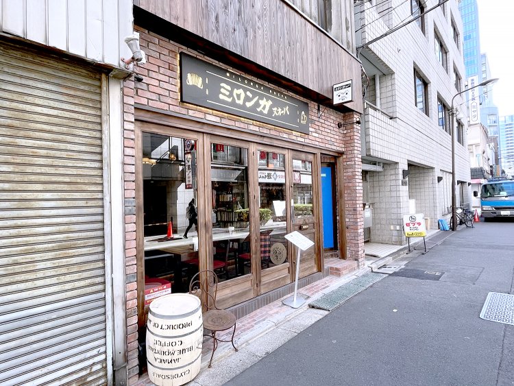 移転先は元鶴谷洋服店の隣。新装されたがこれまでと同様に外装にはレンガを使用している。