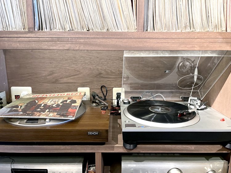 LPレコードは500枚、CDも300枚完備。デジタルとはひと味違うレコードの音色に酔いしれよう。