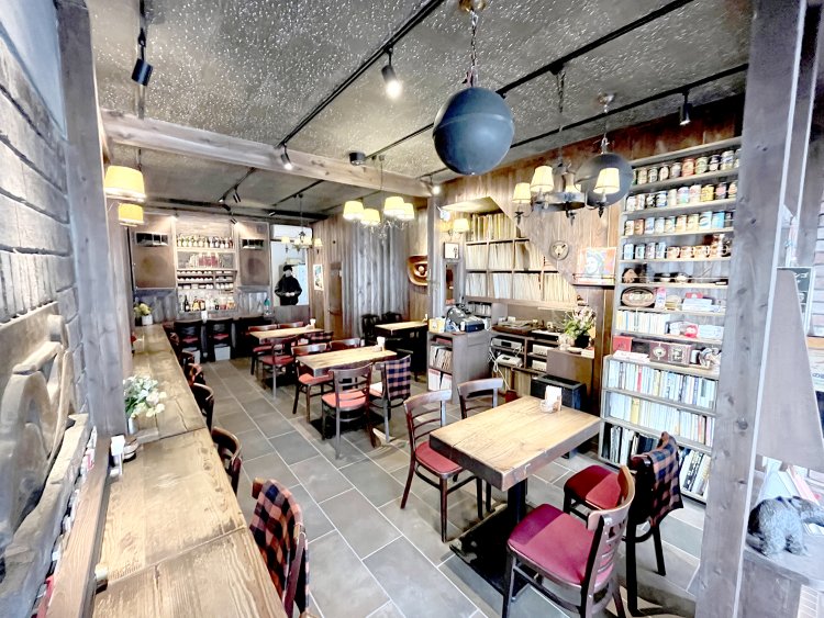 店長の浅見さんは床もレンガにしたかったそうだが、椅子がレンガで擦れてガタガタになってしまうので、レンガ調の床材にしたそう。