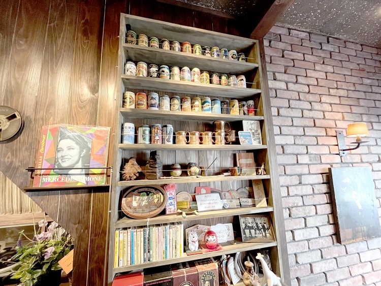 世界のビールもズラリ。わざわざ作り付けの棚へ収納するのも「旧店舗のように」というこだわりからだとか。