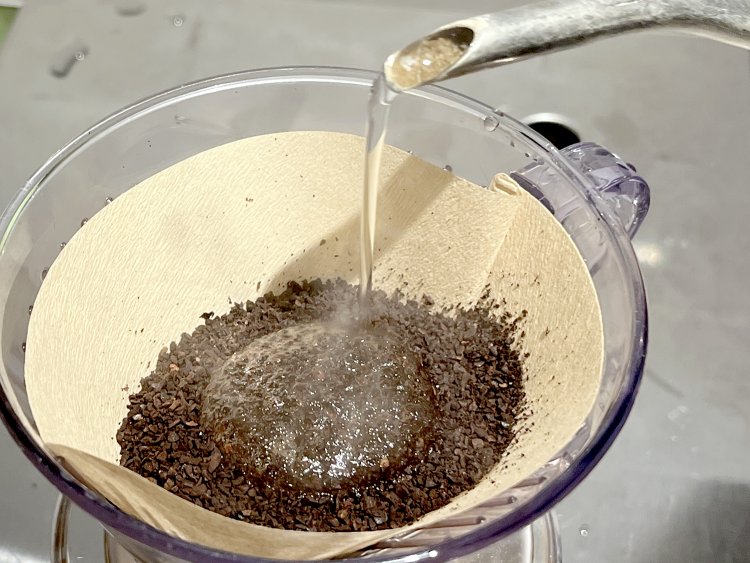 自家炭焼で香り高いコーヒーはオーダーが入ってから豆を挽きハンドドリップする。