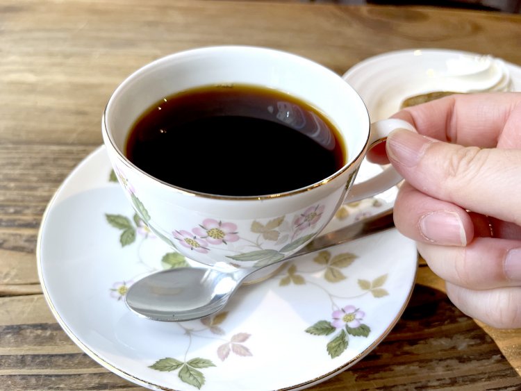 コーヒーはステキなウェッジウッドのカップでいただきます。