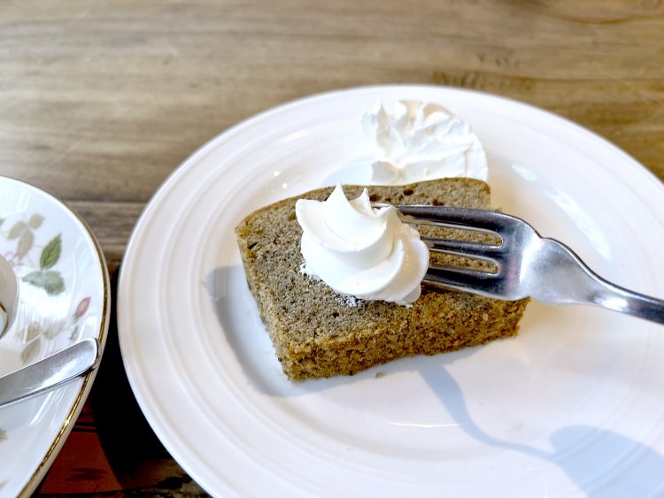 右上にプリッと絞られたホイップクリームがリボンみたいでかわいい。ケーキは単品では注文不可なので、ドリンクと一緒にオーダーしよう。