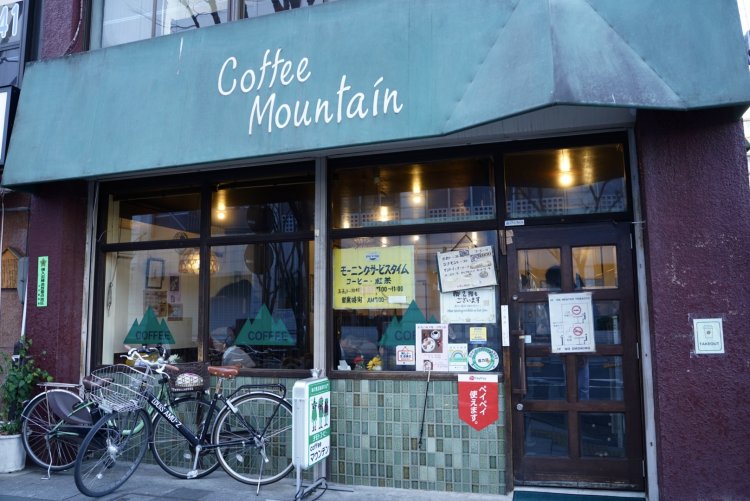 グリーンの屋根に赴きのある昔ながらの喫茶店にほっこりする。