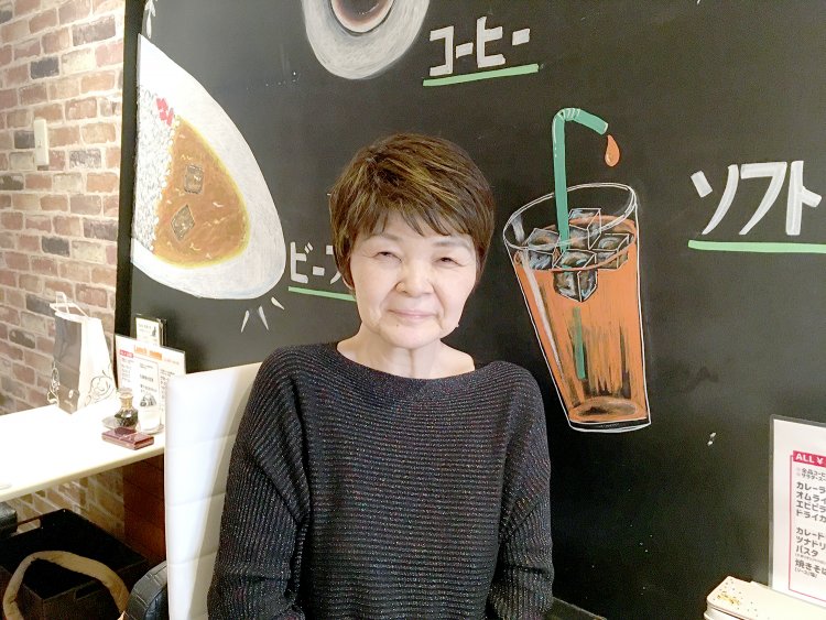 ママの石本京子さん。店名は、だれでも思いついたら気軽に来ることができるお店にしたいという思いからつけたそう。『スナック 気まぐれ』も経営している。