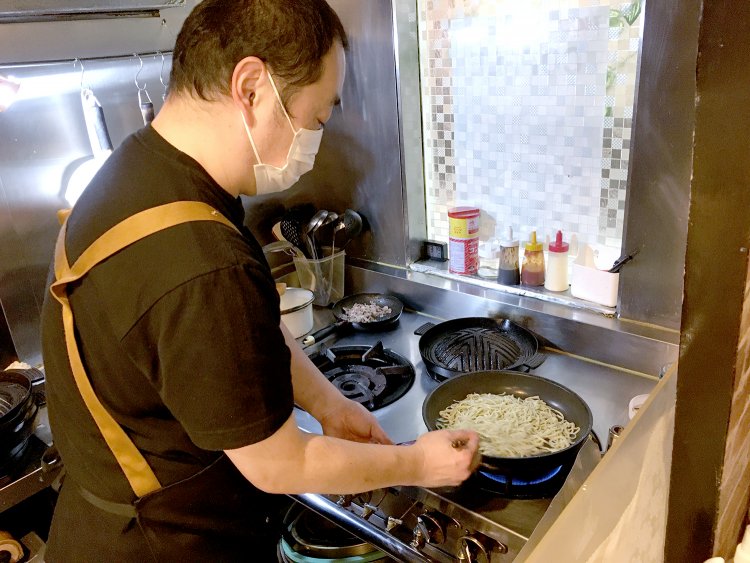 わかめ入りうどんをカリカリになる寸前まで焼く。食べやすいようにひらたくダマができないように均一に焼くのがポイントだそう。