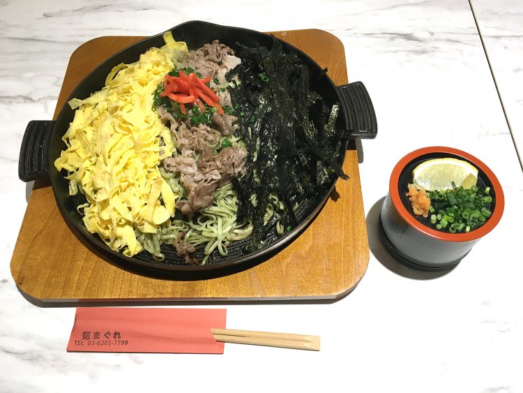 焼きめん（牛肉）1200円。牛肉の代わりにかつおぶしをトッピングする焼きめん（かつおぶし）などバリエーションも豊富だ。