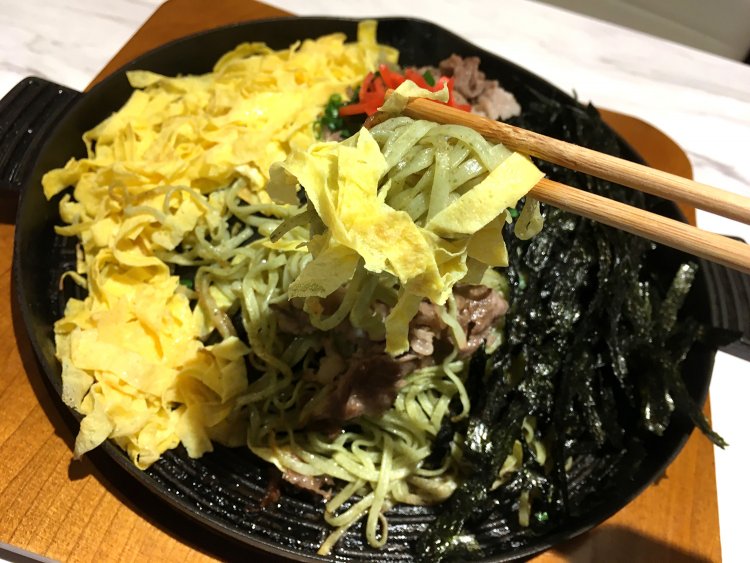 麺は山口県から取り寄せたうどんを使用。わかめを練り込んでいるので緑色だ。