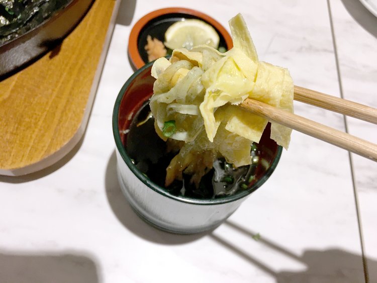 たっぷりの錦糸たまごと刻みのりを麺にからめて、つゆにつけてパクリ。