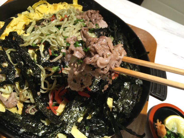 牛肉は和牛を使っている。やわらかい和牛の旨味はわかめ入りめんとかつお出汁のつゆとの相性もいい。