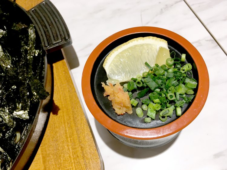 薬味はレモン、刻みネギ、紅葉おろし。