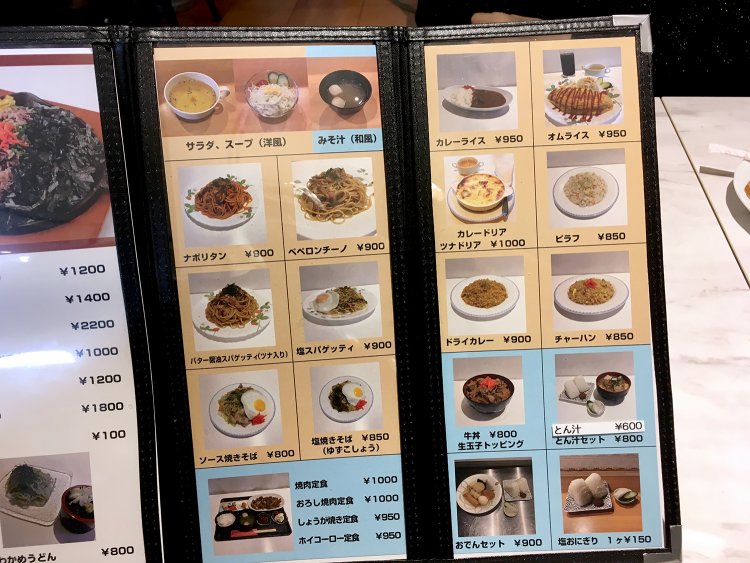 懐かしい喫茶メニューが並ぶ。焼きめん以外の食事メニューにはサラダとスープがつく。