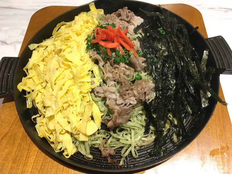 焼きめん（牛肉）1200円。わかめが練り込まれているので緑色の麺。
