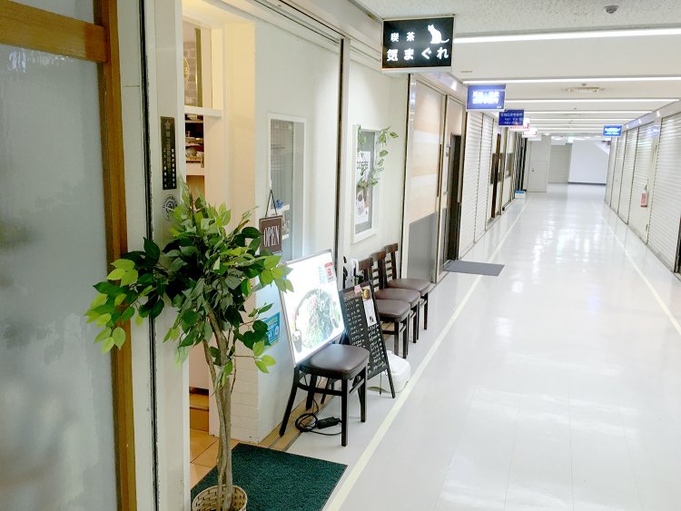 『喫茶 気まぐれ』のあるニュー新橋ビルの3階は1階や地下1階とくらべて人が少なく落ち着いた穴場的な空間だ。