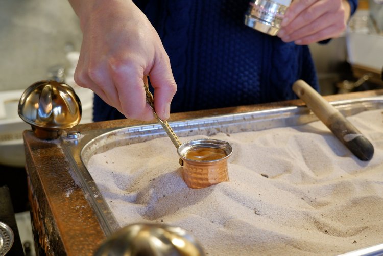 砂の熱で煮出すことで味がよくなるメリットも。