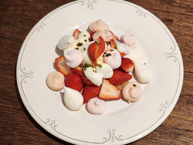 ストロベリーイートンメス 1800円。