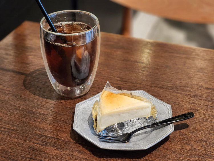 オリジナルブレンドアイス珈琲 630円、NYチーズケーキ 580円。