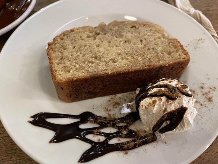 バナナブレッド495円は、バナナの自然な甘みが口の中に広がる。