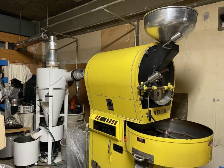  年季が入った焙煎機は、アメリカから仕入れたドイツ製だ。