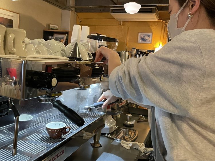 コーヒーのことを勉強したいという意欲高いスタッフが集う店である。