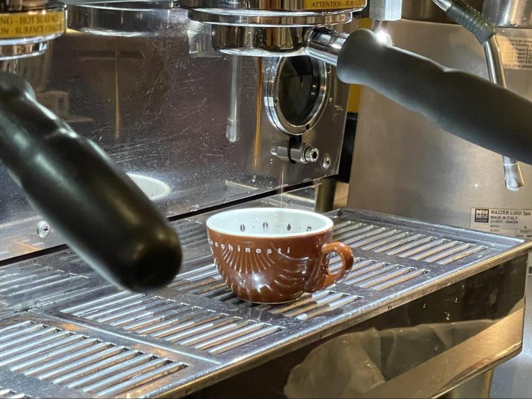 エスプレッソマシーンで淹れられるカプチーノ。