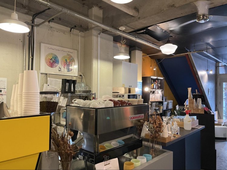 左手前のイエローとシルバーの機械がエスプレッソマシン。