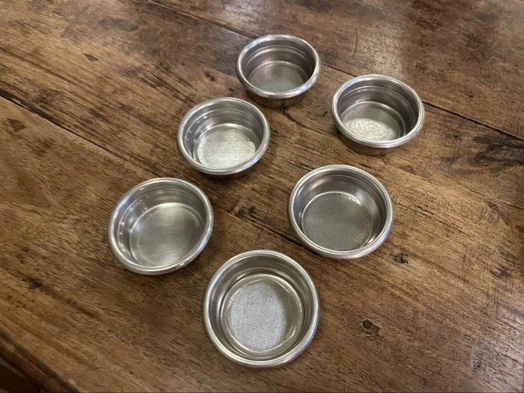 挽いたコーヒーをここに入れてからマシンで淹れる。よく見ると一つ一つ形状が異なり、それによって味が変わってくるのだという。