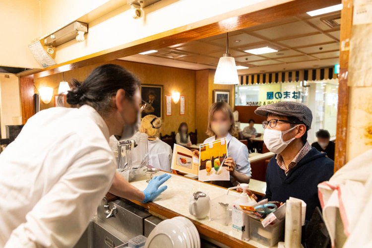 パン探偵「このおいしさの秘訣はなんですか？」　店長「毎日出来立てのパンが届くんですよ」。