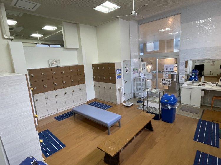 清掃の行き届いた気持ちのいい脱衣所。