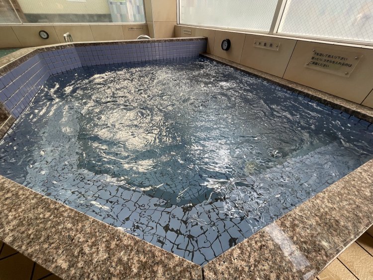 サウナ後はキンキンの水風呂を。