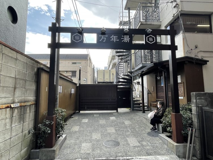 通りから脇にそれた場所に店を構える。