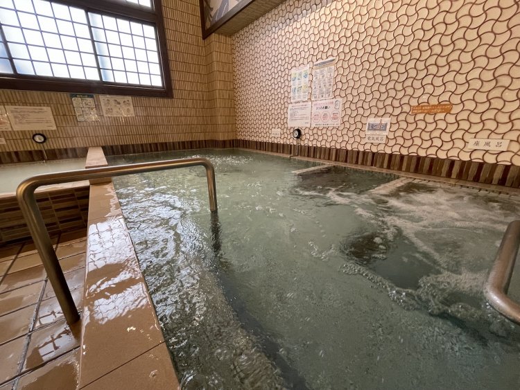 メイン浴槽の温度はゆっくり浸かれる約40度。