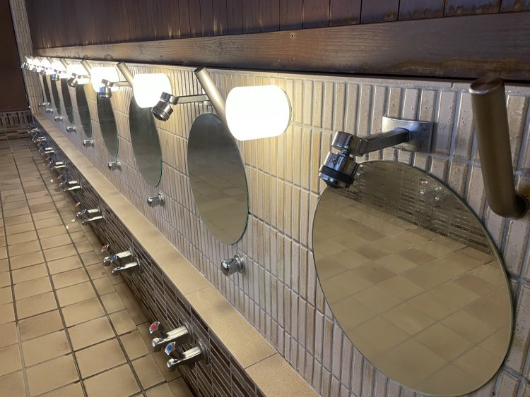 見慣れないバーが設置される洗い場。