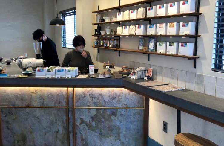 さまざまなコーヒー豆が置いており、カウンター前には美味しそうな焼き菓子が。